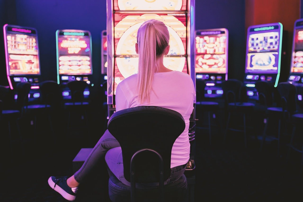 Aplikasi mobile 7win menampilkan meja live dealer dan menu navigasi intuitif