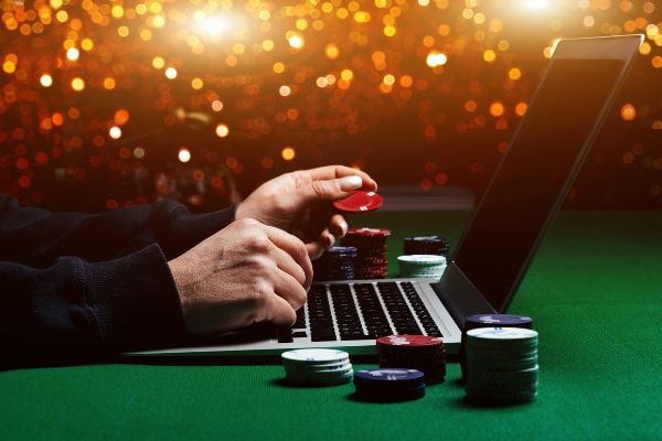 Antarmuka aplikasi 7win yang menampilkan permainan kasino langsung dan pasar sepak bola